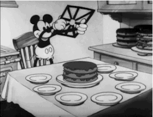 Micky schneidet Kuchen
