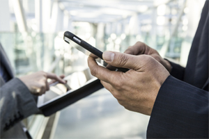 Hände_Arbeit-amTablet-und-Handy