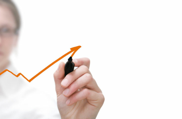 Marketing-Planner_mit-Frau_Stift-Orange
