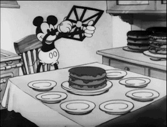 Micky schneidet Kuchen