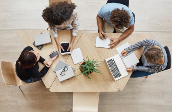 Menschen die zusammen arbeiten