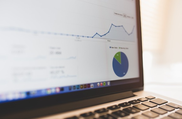 Dashboards mit aufbereiteten Daten auf einem Notebook Bildschirm