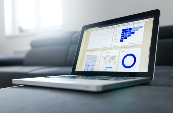 Laptop auf dem Datenanalyse zu sehen ist