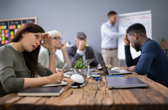 Scrum Daily: Gelangweilte Personen im Meeting