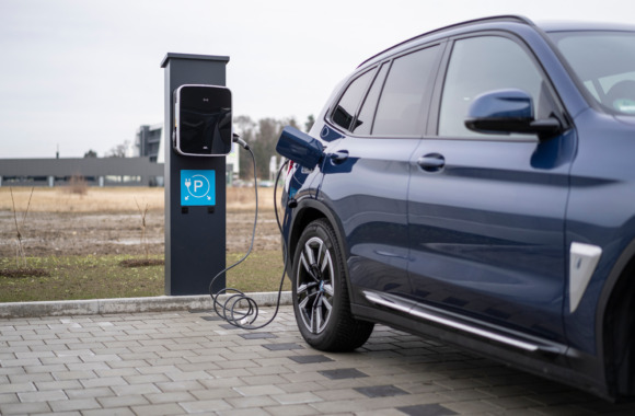 Auto lädt an der E-Ladesäule