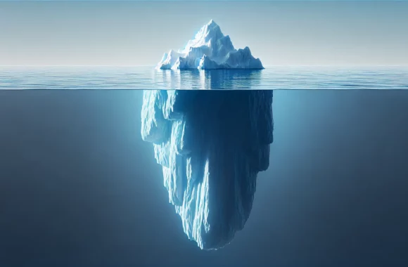 Eine großformatige, einfache und saubere digitale Illustration eines kleinen Eisbergs. Nur ein kleiner Teil des Eisbergs ist über dem Wasser sichtbar, sanft beleuchtet. Der Eisberg dient als Sinnbild für die Schatten-IT
