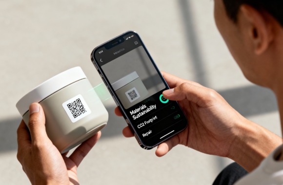 Nutzer scannt einen QR-Code auf einem Produkt mit dem Smartphone und ruft Informationen aus dem Digitalen Produktpass ab, darunter Materialien, Nachhaltigkeit, CO₂-Fußabdruck und Reparaturmöglichkeiten.